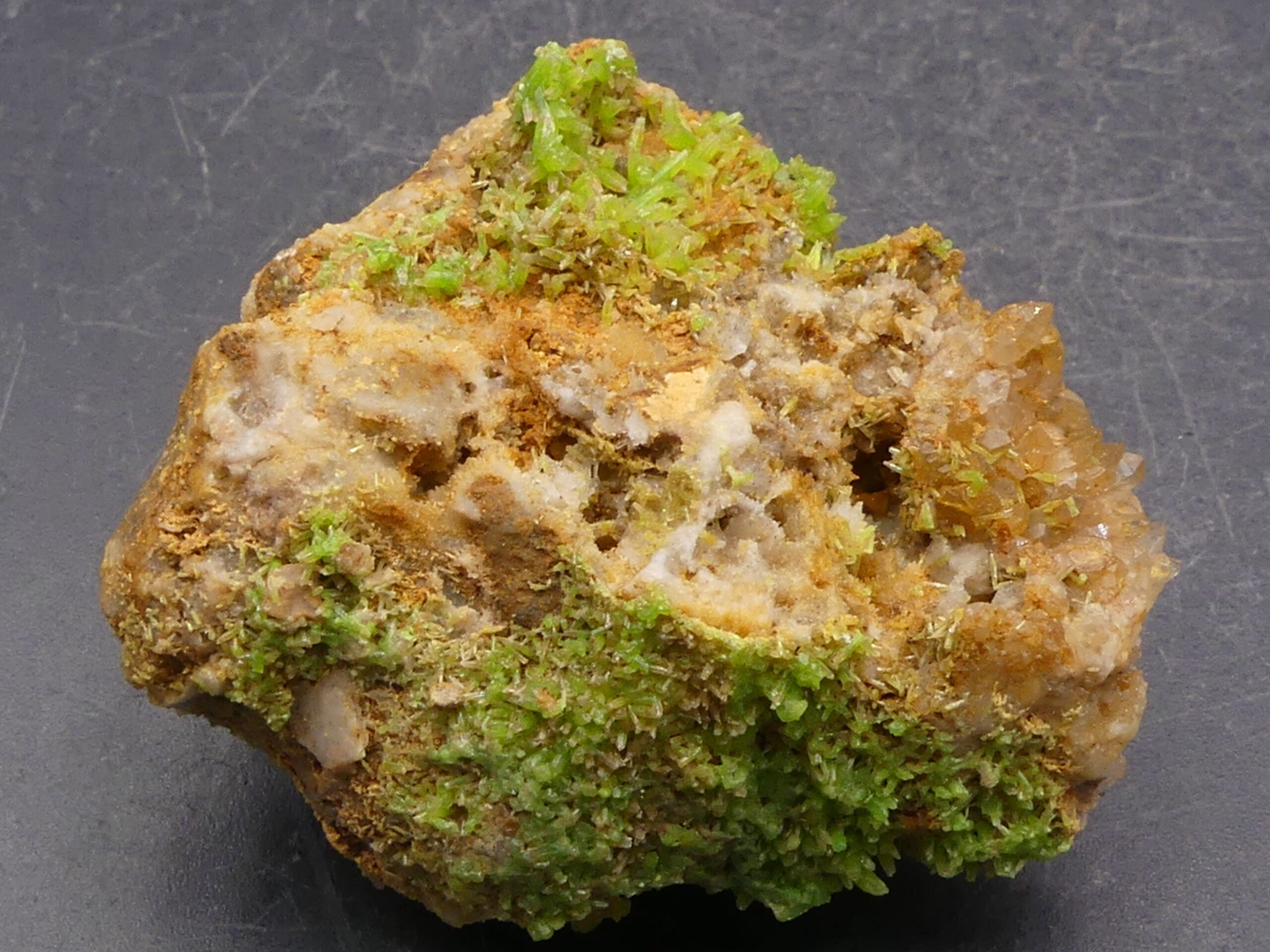 Pyromorphite , Schletzenburg , Steinbach , Haut-Rhin , Alsace , France . référence : pyro29