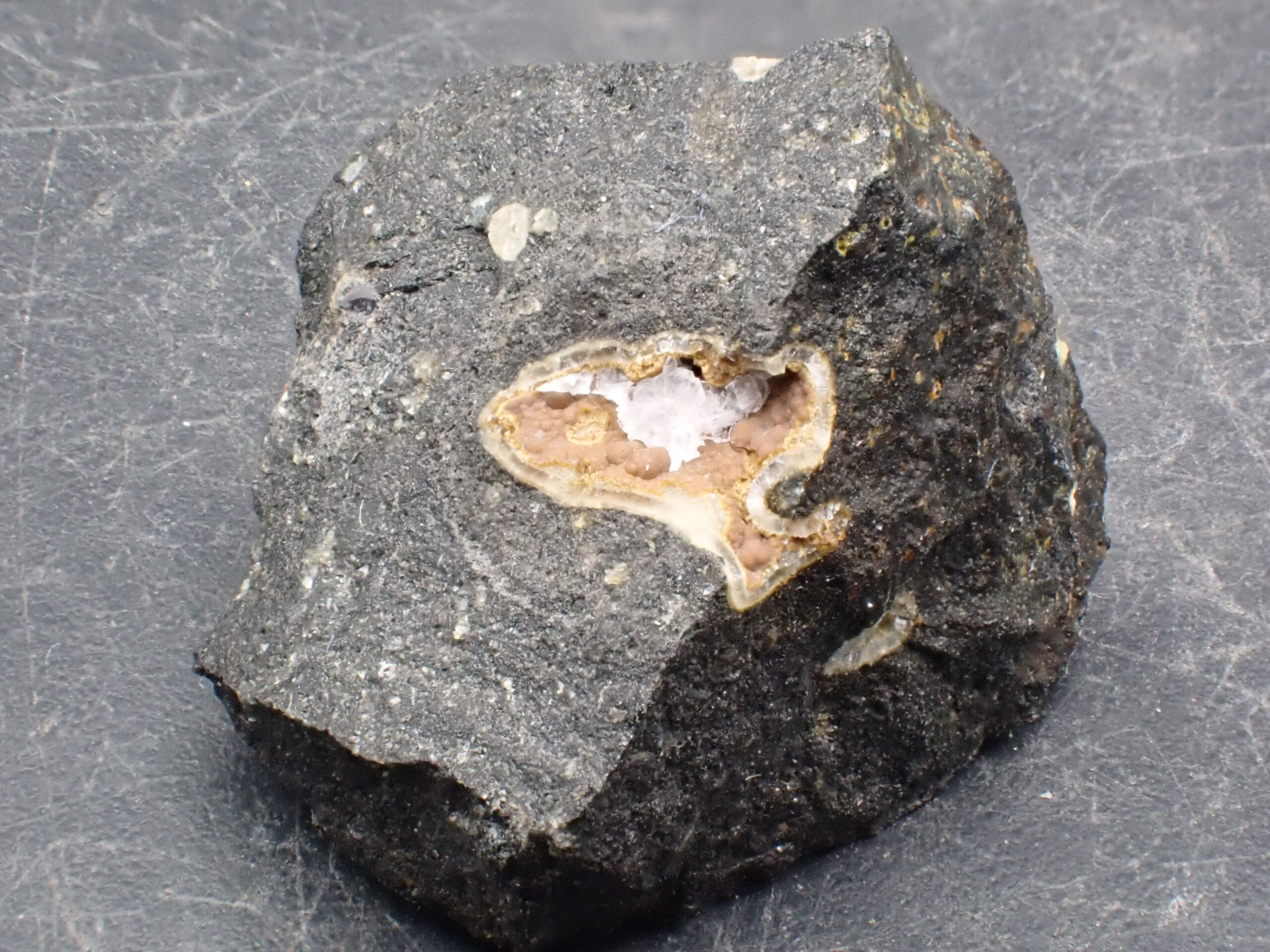 Tridymite , Lerchenbühl , Weha , Oberpfalz , Allemagne . RARE référence : trid18
