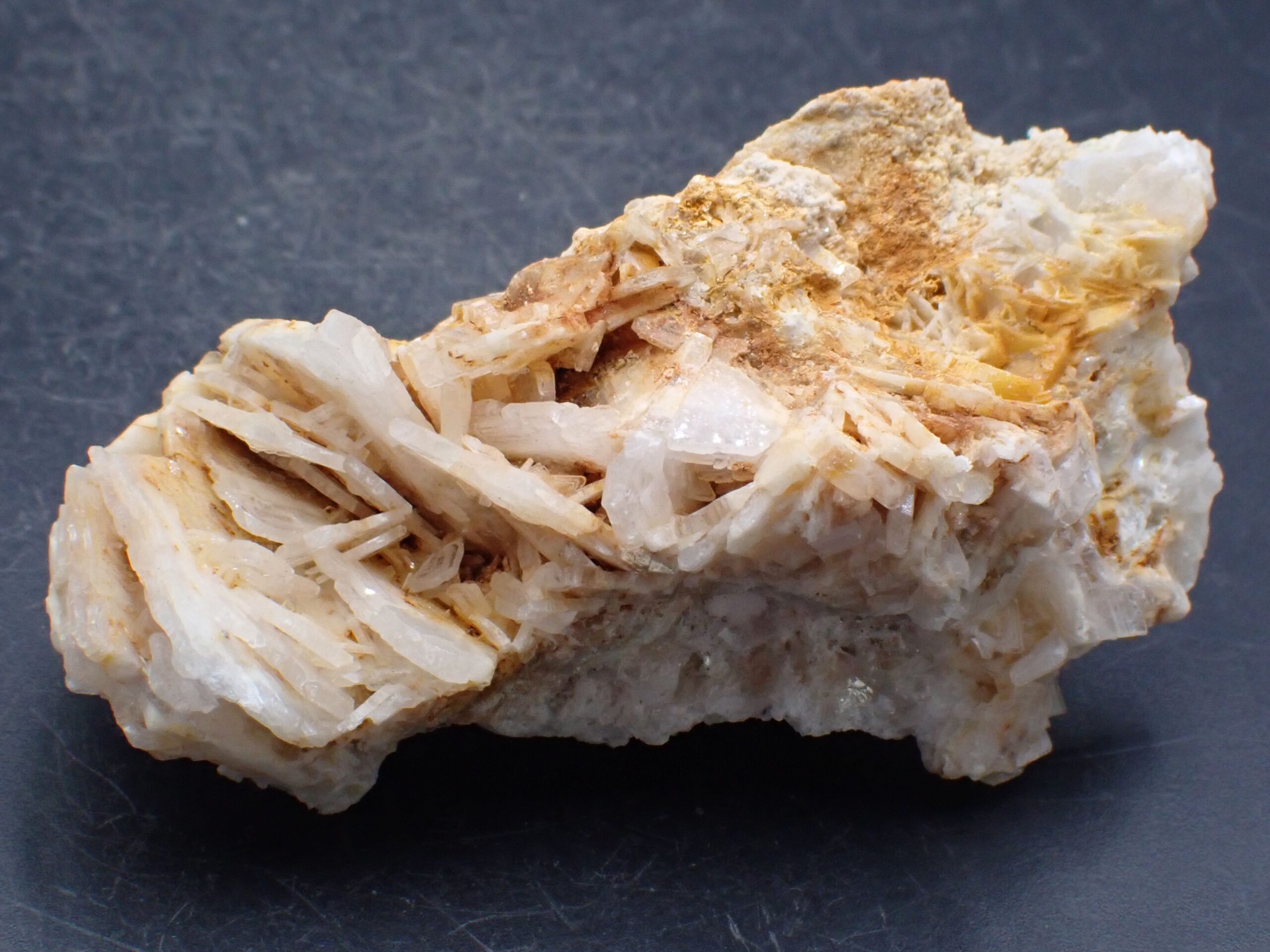 Baryte , Mine de Brosso , Piémont , Italie . référence : bary14